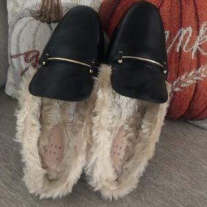 woman’s faux fur Mules